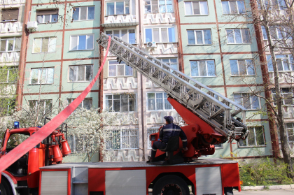 Incendiu intr-un apartament din capitala. O femeie, transportata la spital. Ce spun pompierii 