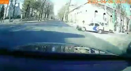 La un pas de accident. Momentul in care un sofer de taxi este cat pe ce sa intre intr-un automobil, pe o strada din capitala. Imagini surprinse de o camera de bord - VIDEO