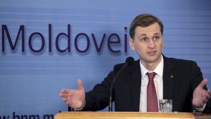 Lasati sa plece acasa. Fostul guvernator Dorin Dragutanu si seful directiei de la BNM, Ion Ropot - plasati in arest la domiciliu Lasati sa plece acasa. Fostul guvernator Dorin Dragutanu si seful directiei de la BNM, Ion Ropot - plasati in arest la domiciliu