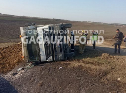 Accident la Comrat. Un camion s-a rasturnat pe un pod care se afla in reparatie. Soferul - transportat la spital - GALERIE FOTO