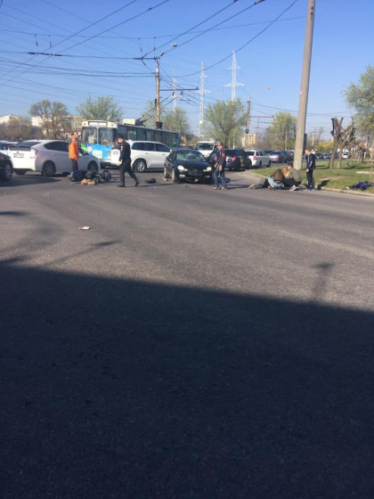 Un minor de 17 ani a ajuns la spital dupa ce motocicleta pe care o conducea s-a izbit intr-un automobil - FOTO