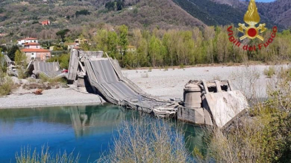 Doi soferi au fost raniti dupa ce podul din nordul Italiei s-a prabusit