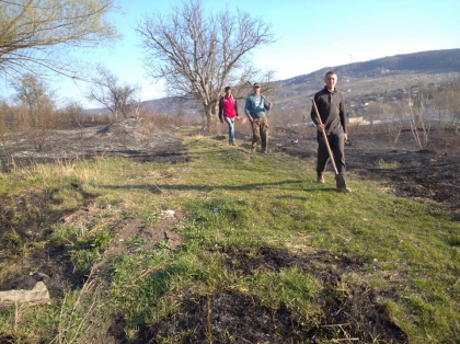 Cioresti, la un pas de tragedie. Mai multi pompieri, dar si localnici, au stins flacarile care se indreptau spre casele oamenilor - GALERIE FOTO