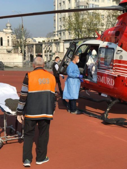 O femeie, transportata cu SMURD de la Ocnita la Chisinau - GALERIE FOTO O femeie, transportata cu SMURD de la Ocnita la Chisinau - GALERIE FOTO