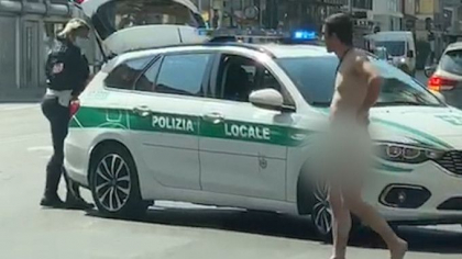 A iesit din carantina dezbracat pe strada. Ce le-a spus politistilor - VIDEO