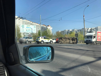 O masina s-a rasturnat in urma unui accident produs pe o strada din sectorul Botanica al capitalei. Trei masini - implicate - FOTO O masina s-a rasturnat in urma unui accident produs pe o strada din sectorul Botanica al capitalei. Trei masini - implicate - FOTO