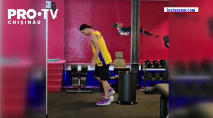 Pe timp de carantina sportivii incearca sa se mentina in forma asa cum pot. Astfel procedeaza si Zlatan Ibrahimovic care le-a aratat fanilor un truc Pe timp de carantina sportivii incearca sa se mentina in forma asa cum pot. Astfel procedeaza si Zlatan Ibrahimovic care le-a aratat fanilor un truc