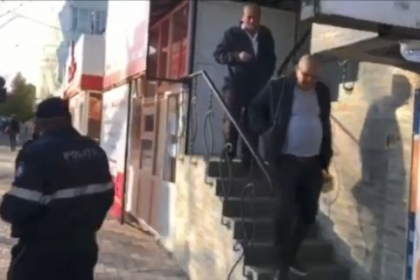 In plina pandemie de coronavirus, o cafenea din capitala si-a deschis usile pentru clientii fideli. Ce risca proprietarul - FOTO In plina pandemie de coronavirus, o cafenea din capitala si-a deschis usile pentru clientii fideli. Ce risca proprietarul - FOTO