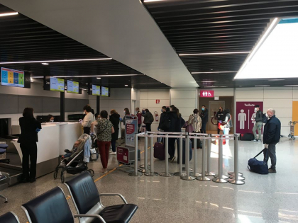 Peste 200 de moldoveni au revenit acasa cu o cursa charter din Italia - GALERIE FOTO