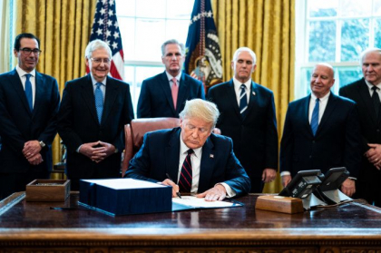Trump acuza 10 state americane de “revolta”, dupa ce au decis redeschiderea economiilor