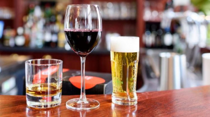 Ne protejeaza sau nu consumul de alcool de coronavirus? Cu ce recomandari vine Agentia Nationala pentru Sanatate Publica 