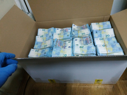 Pachete pline cu bani, depistate la vama Leuseni Pachete pline cu bani, depistate la vama Leuseni