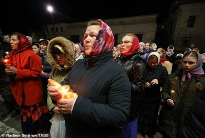 Credinciosii din Rusia au ignorat izolarea. Cum au fost surprinsi la slujba de Inviere