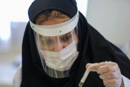 Scaderea numarului deceselor provocate de COVID-19 incurajeaza relaxarea restrictiilor in Serbia si Iran
