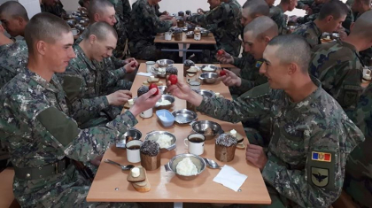 Un altfel de Pasti au avut soldatii din Armata Nationala. Cum au sarbatorit - FOTO Un altfel de Pasti au avut soldatii din Armata Nationala. Cum au sarbatorit - FOTO