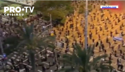 Mii de israelieni au protestat aseara la Tel Aviv impotriva conflictului dintre premierul tarii si rivalul sau politic. Purtand masti de protectie si imbracati majoritar in negru, protestatarii au pastrat distanta de doi metri unii fata de altii 