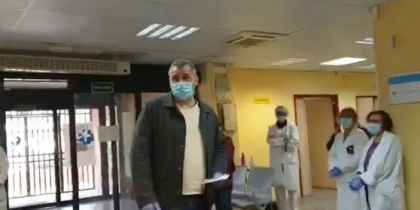 Spania. Un taximetrist care ducea pacienti pe gratis la spital a izbucnit in plans cand a fost ovationat de medici si asistente - VIDEO
