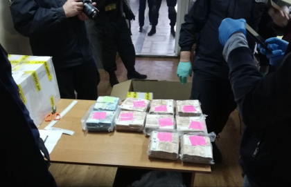 Soferul tirului, care a incercat sa aduca ilegal in tara 1,5 milioane de euro - plasat in arest la domiciliu. Ce risca acesta Soferul tirului, care a incercat sa aduca ilegal in tara 1,5 milioane de euro - plasat in arest la domiciliu. Ce risca acesta