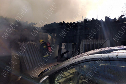 Incendiu intr-o curte din Bender. O masina si cinci depozite au ars, dupa jocul cu chibrituri a unor minori - GALERIE FOTO