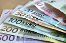 Doi ofiteri de investigatie, retinuti: au cerut 3 mii de euro mita de la traficanti de droguri Doi ofiteri de investigatie, retinuti: au cerut 3 mii de euro mita de la traficanti de droguri