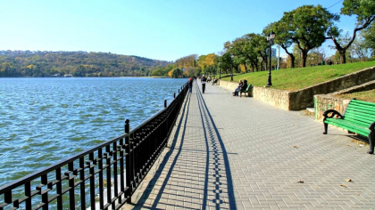 O femeie care citea o carte in parcul „Valea Morilor” - amendata de oamenii legii cu 11 mii de lei
