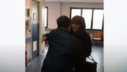 Un tanar caruia medicii i-au mai dat doar 24 de ore de viata s-a vindecat. Reintalnire emotionanta cu mama sa - VIDEO Un tanar caruia medicii i-au mai dat doar 24 de ore de viata s-a vindecat. Reintalnire emotionanta cu mama sa - VIDEO
