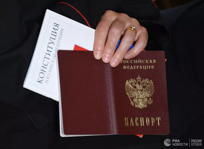 Moldovenii, dar si alti straini care vor sa obtina cetatenie rusa nu mai trebuie sa renunte la cetatenia lor. Vladimir Putin a semnat legea care simplica obtinerea actelor