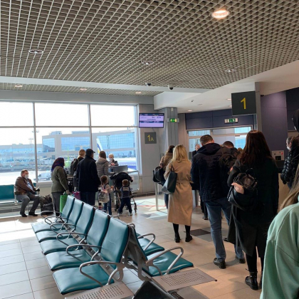 220 de moldoveni au fost repatriati din Federatia Rusa cu o cursa charter - GALERIE FOTO 220 de moldoveni au fost repatriati din Federatia Rusa cu o cursa charter - GALERIE FOTO