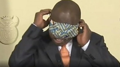 Presedintele Africii de Sud a ajuns de rasul lumii, dupa si-a pus masca de protectie pe ochi in timpul unei conferinte