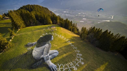 Graffiti de mari dimensiuni realizat pe iarba, pe tema pandemiei, dezvelit in Alpii Elvetieni. Imagini spectaculoase de la inaltime - GALERIE FOTO