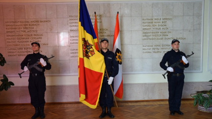 Cum a fost onorat drapelul de stat al Republicii Moldova, pe timp de pandemie, de politistii din tara. Imaginile, publicate pe retelele de socializare - VIDEO