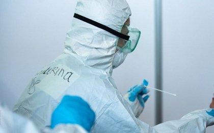 Prelevarea probelor de la domiciliul bolnavilor cu coronavirus, pe umerii medicilor de familie. Unii doctori acuza instruire insuficienta si se tem ca se vor infecta