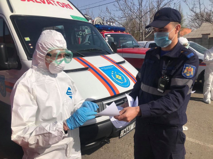 Pompierii si salvatorii continua sa patruleze in satele si orasele din tara - GALERIE FOTO Pompierii si salvatorii continua sa patruleze in satele si orasele din tara - GALERIE FOTO