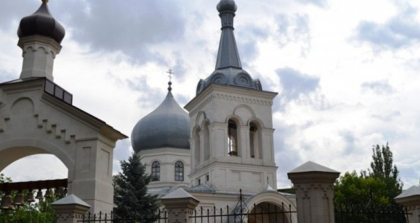 Preotul unei biserici din capitala cere bani de la oameni, pentru a-si achita amenda data de autoritati dupa ce a organizat slujbe cu participarea enoriasilor 