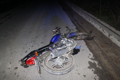 Un tanar a murit, dupa ce motocicleta pe care o conducea a intrat violent intr-un stalp, la Ungheni - FOTO
