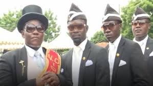 Povestea groparilor dansatori din Ghana, deveniti meme pe timp de pandemie