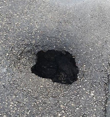 O groapa imensa, formata pe un drum din centrul capitalei - FOTO O groapa imensa, formata pe un drum din centrul capitalei - FOTO