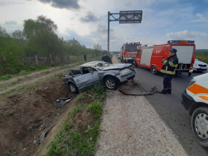 Accident in lant la Straseni. Un BMW si un Volkswagen s-au rasturnat. Doua persoane - transportate la spital - GALERIE FOTO Accident in lant la Straseni. Un BMW si un Volkswagen s-au rasturnat. Doua persoane - transportate la spital - GALERIE FOTO