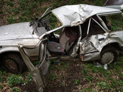 Accident grav la Balti. Un barbat a murit dupa ce masina in care se afla s-a izbit violent intr-un copac si s-a rasturnat - GALERIE FOTO