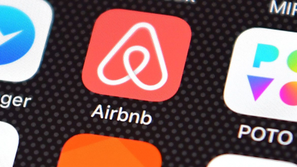 Airbnb, pe butuci: cea mai importanta platforma online de turism face concedieri masive