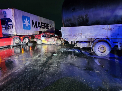 Un sofer de taxi a murit dupa ce masina pe care o conducea a fost strivita intre doua camioane, pe o strada din capitala - GALERIE FOTO Un sofer de taxi a murit dupa ce masina pe care o conducea a fost strivita intre doua camioane, pe o strada din capitala - GALERIE FOTO