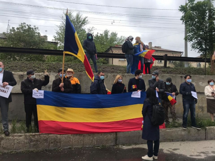 Deputatii din Primul Parlament vin cu o adresare catre Legislativ: convoiul de ajutoare umanitare oferite de poporul roman sa fie primit cu onorurile de rigoare in PMAN Deputatii din Primul Parlament vin cu o adresare catre Legislativ: convoiul de ajutoare umanitare oferite de poporul roman sa fie primit cu onorurile de rigoare in PMAN
