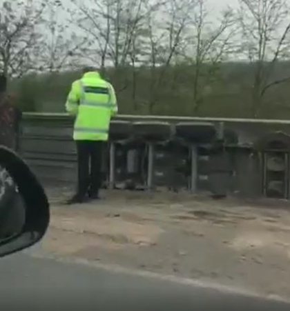 Accident la Anenii Noi. Un TIR s-a rasturnat si a ajuns intr-un sant. Politia - la fata locului - VIDEO Accident la Anenii Noi. Un TIR s-a rasturnat si a ajuns intr-un sant. Politia - la fata locului - VIDEO