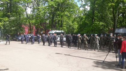 Orasul Soroca iese din carantina, dupa ce mai bine de o luna localnicii au fost izolati. Momentul in care militarii se retrag - GALERIE FOTO Orasul Soroca iese din carantina, dupa ce mai bine de o luna localnicii au fost izolati. Momentul in care militarii se retrag - GALERIE FOTO