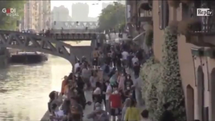 Distantare zero, in Milano. Locuitorii au luat cu asalt spatiile publice fara masti si masuri de protectie - VIDEO Distantare zero, in Milano. Locuitorii au luat cu asalt spatiile publice fara masti si masuri de protectie - VIDEO