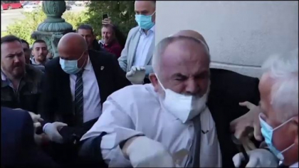 Incaierare la intrarea in Parlamentul Serbiei. Cinci persoane au fost arestate