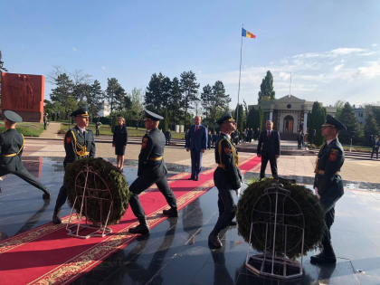 Cum au fost surprinsi Igor Dodon, Ion Chicu si Zinaida Greceanii la depunerea de flori cu ocazia Zilei Victoriei - GALERIE FOTO Cum au fost surprinsi Igor Dodon, Ion Chicu si Zinaida Greceanii la depunerea de flori cu ocazia Zilei Victoriei - GALERIE FOTO