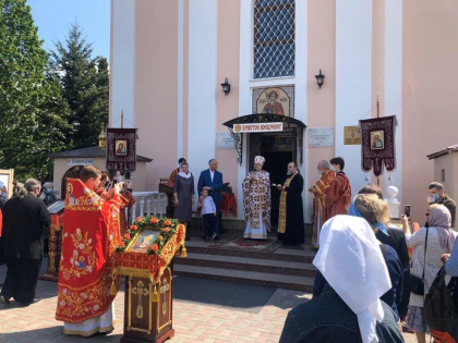 In ciuda pandemiei, Igor Dodon si-a luat familia si a mers la o biserica din capitala unde un preot isi sarbatorea ziua de nastere. Ce cadou i-a facut. Atat enoriasii, cat si slujitorii bisericii si-au scos telefoanele si l-au fotografiat - GALERIE FOTO In ciuda pandemiei, Igor Dodon si-a luat familia si a mers la o biserica din capitala unde un preot isi sarbatorea ziua de nastere. Ce cadou i-a facut. Atat enoriasii, cat si slujitorii bisericii si-au scos telefoanele si l-au fotografiat - GALERIE FOTO