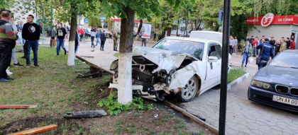 Accident violent pe o strada din Ungheni. Un taxi s-a ciocnit cu un automobil inmatriculat in Romania: o persoana a ajuns la spital - FOTO