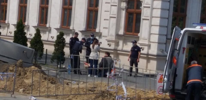 Scandal in centrul capitalei. O tanara a ajuns la spital, dupa ce un necunoscut o atacat-o, aruncand in ea o bucata de sticla. Barbatul - retinut. Martorii spun ca acesta era beat - GALERIE FOTO